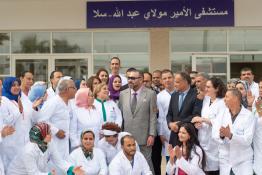 Image du Maroc Professionnelle de  Sa Majesté le Roi Mohammed VI pose pour une photo souvenir après l'inauguration de l'hôpital préfectoral «Prince Moulay Abdallah» à Salé, d’une capacité d’accueil de 250 lits, le 16 Mai 2018. (Photo/ SPPR) via Jalilbounhar.com 